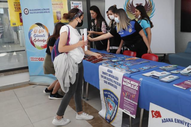 Adana'da polis, üniversite öğrencilerine bilgilendirme çalışması yaptı